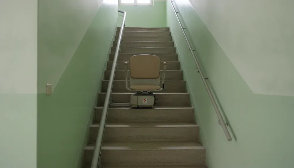 Monte-escalier droit dans une maison de Lestonan, Ergué-Gabéric, quartier de Lestonan
