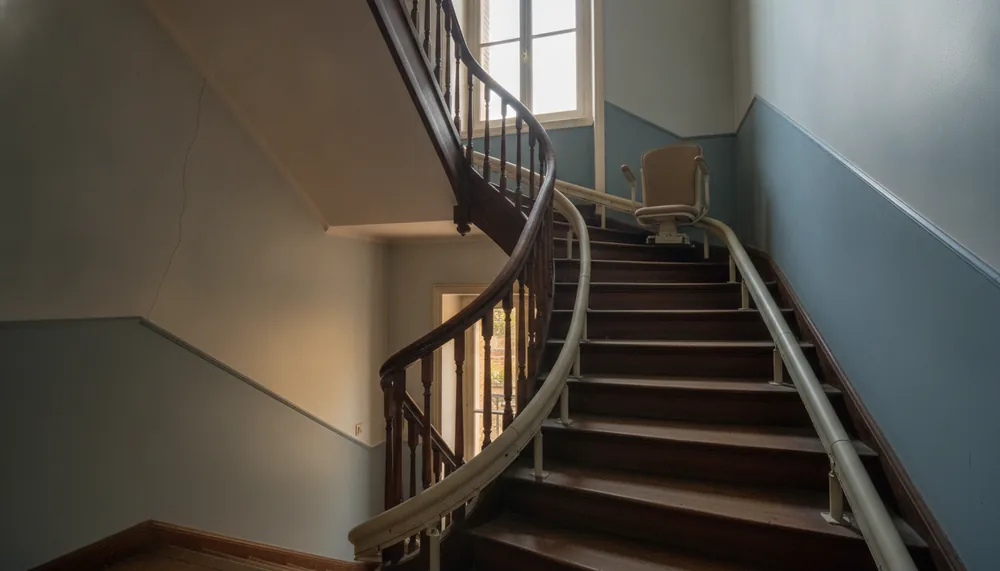 Rail tournant dans une maison de ville sur trois niveaux, Quimper, quartier de Kerfeunteun